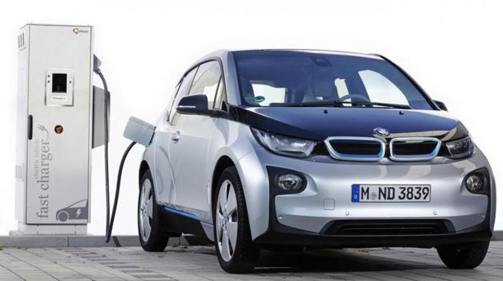 El coche eléctrico frena sin necesidad de pisar el pedal de freno. Hora de repensar las luces traseras